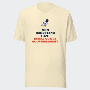 T-shirt écru « Mon handstand tient mieux que le gouvernement. »
