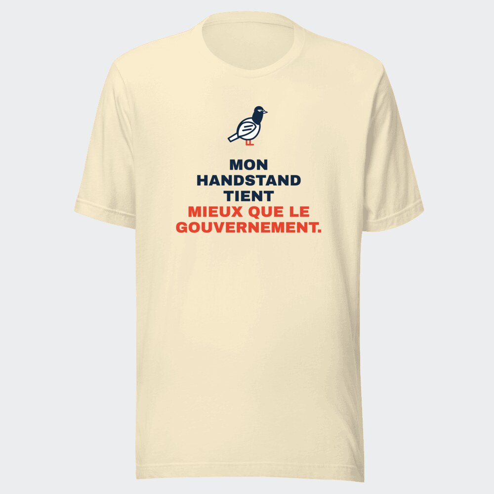 T-shirt écru « Mon handstand tient mieux que le gouvernement. »
