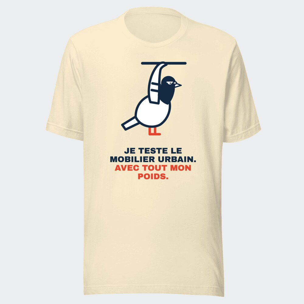 T-shirt écru « Je teste le mobilier urbain. Avec tout mon poids. »