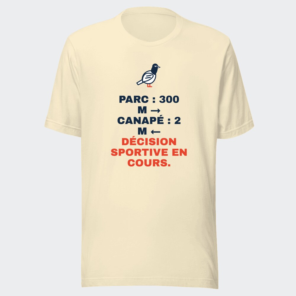 T-shirt écru « Parc : 300 m → Canapé : 2 m ← Décision sportive en cours. »
